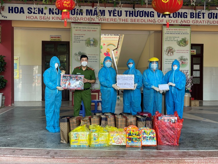 Bắc Ninh: Tặng quà thiếu niên nhi đồng nhân ngày 1/6 - Ảnh 1.