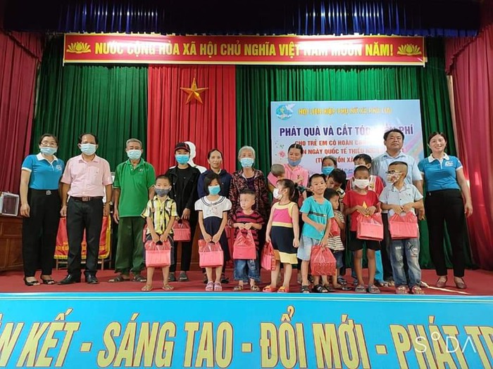Hà Tĩnh: Trao tặng hơn 500 suất quà cho trẻ em có hoàn cảnh đặc biệt - Ảnh 2.