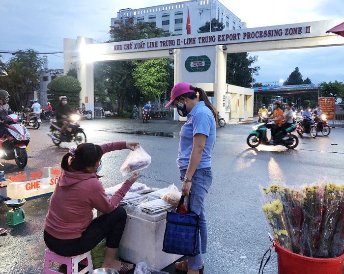 Nỗi lo dịch Covid-19 chồng lên nỗi lo tiền bạc của nữ công nhân  - Ảnh 3.