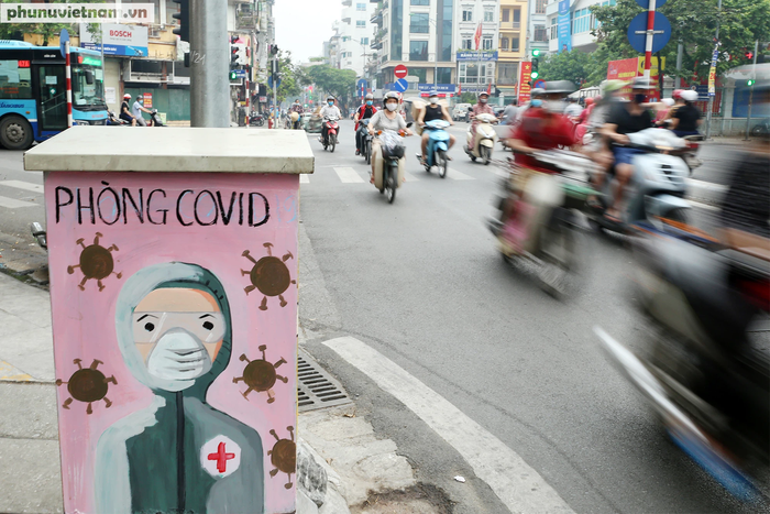 Cận cảnh những bức tranh cổ động y, bác sĩ chống dịch Covid-19 trên bốt điện ở Hà Nội - Ảnh 1.