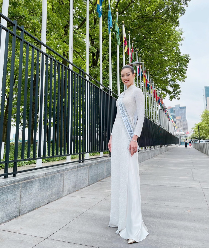 Khánh Vân rạng ngời cùng áo dài trắng trên đường phố New York - Ảnh 5.