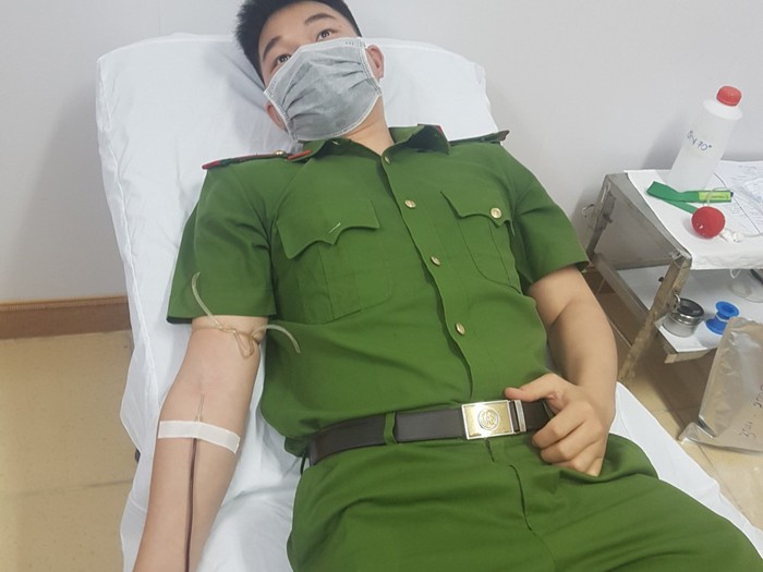 Hà Tĩnh: 5 chiến sĩ công an hiến máu cứu sản phụ qua cơn nguy kịch - Ảnh 1.