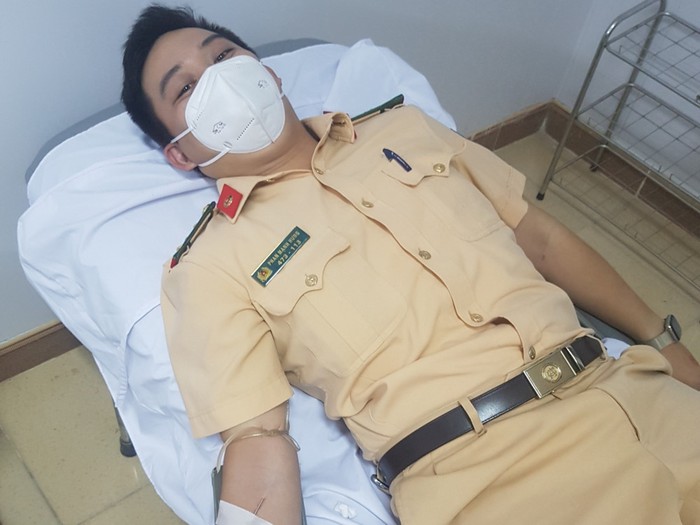 Hà Tĩnh: 5 chiến sĩ công an hiến máu cứu sản phụ qua cơn nguy kịch - Ảnh 2.
