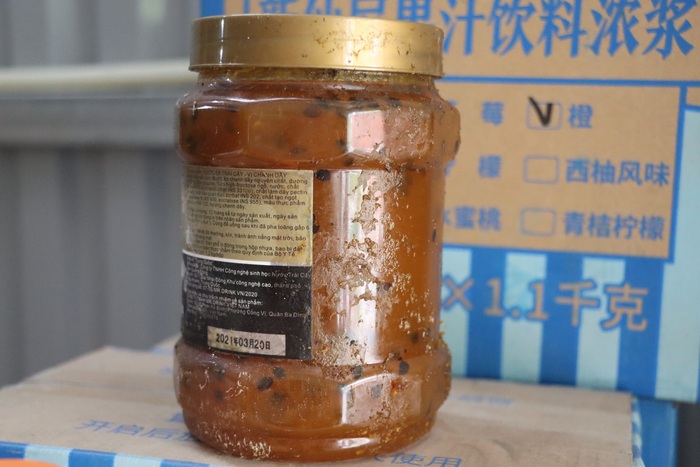 Thu giữ hàng tấn nguyên liệu trà sữa Royal Tea, Gongcha không rõ nguồn gốc - Ảnh 1.