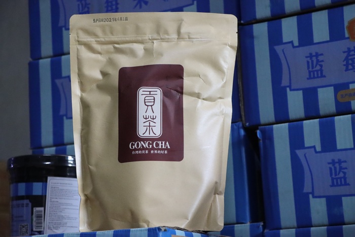 Thu giữ hàng tấn nguyên liệu trà sữa Royal Tea, Gongcha không rõ nguồn gốc - Ảnh 3.