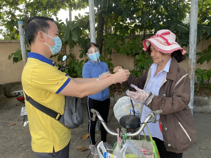 &quot;Siêu thị mini 0 đồng&quot; chia sẻ với người dân giữa dịch Covid-19 - Ảnh 8.