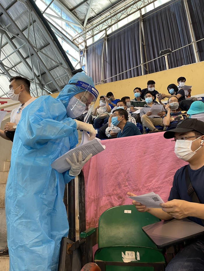 Hoa hậu Tiểu Vy, Á hậu Kiều Loan, Phương Anh, Ngọc Thảo làm tình nguyện viên hỗ trợ người dân tiêm vaccine ngừa Covid-19 - Ảnh 3.