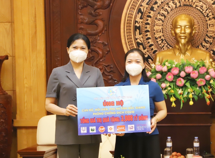 Ban Dân vận Trung ương trao gần 9 tỷ đồng ủng hộ tỉnh Bắc Giang, Bắc Ninh chống dịch - Ảnh 2.