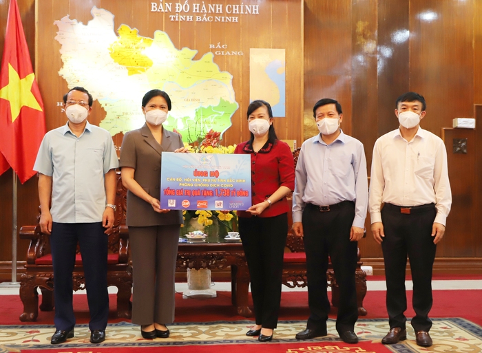 Ban Dân vận Trung ương trao gần 9 tỷ đồng ủng hộ tỉnh Bắc Giang, Bắc Ninh chống dịch - Ảnh 4.