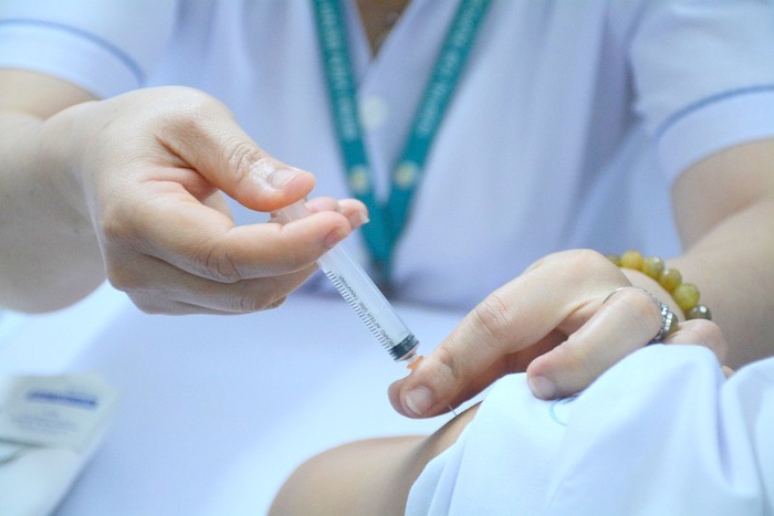 TPHCM đang tìm nguồn vaccine trong thời gian sớm nhất có thể - Ảnh 1.