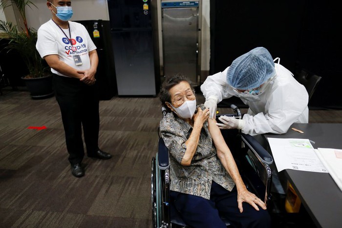 Thái Lan bắt đầu chiến dịch tiêm vaccine ngừa Covid-19 trên diện rộng - Ảnh 1.