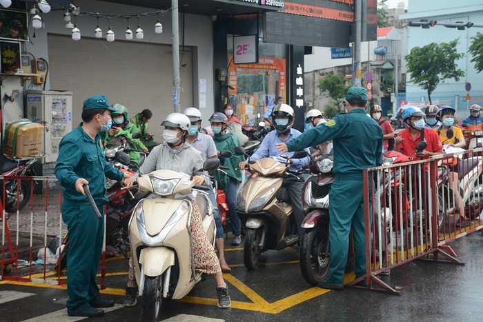 Chủ tịch UBND TPHCM: Công tác kiểm soát dịch phải thần tốc, quyết liệt, mạnh mẽ hơn nữa - Ảnh 1.