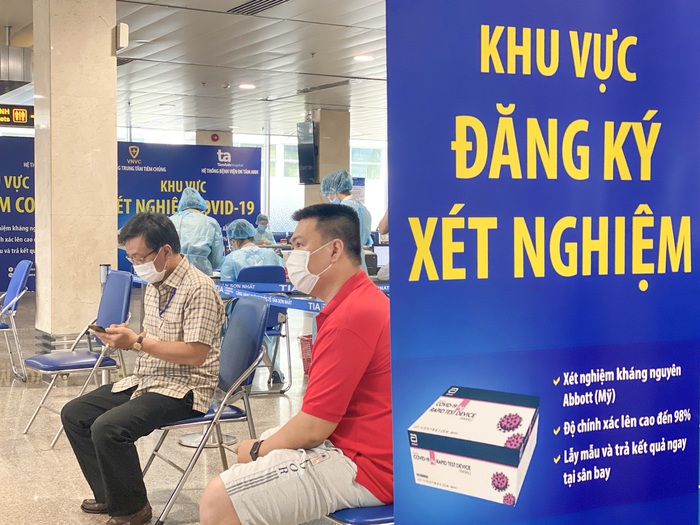 Hành khách có thể xét nghiệm Covid-19 tại Sân bay Tân Sơn Nhất, 30 phút có kết quả - Ảnh 1.