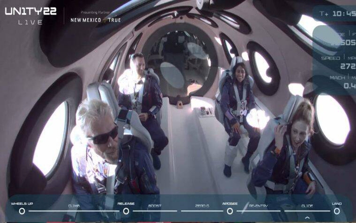Hai người phụ nữ bay vào vũ trụ cùng tỷ phú Anh Richard Branson