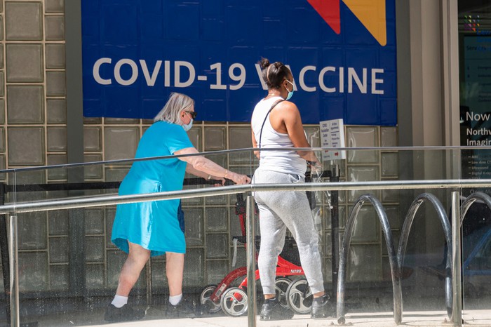 Hoa Kỳ: Số ca nhiễm Covid-19 mới hằng ngày đã tăng gần 50% - Ảnh 1.