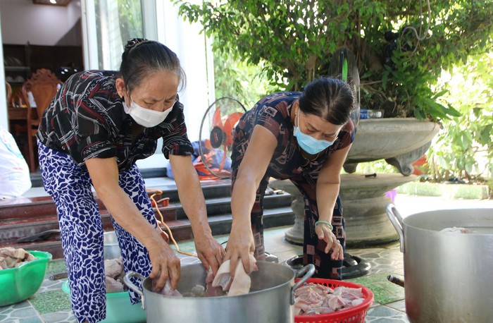 Quảng Ngãi: Gia đình chị Phạm Thị Minh Lý bỏ tiền túi 250 triệu đồng mua lương thực quyên góp gửi vào TPHCM - Ảnh 1.