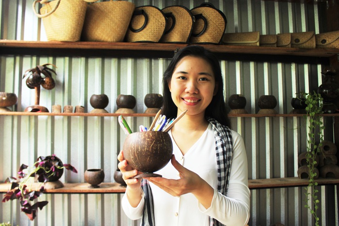 Cô gái biến phế phẩm từ cây dừa thành đồ dùng được yêu thích trên thế giới  - Ảnh 2.