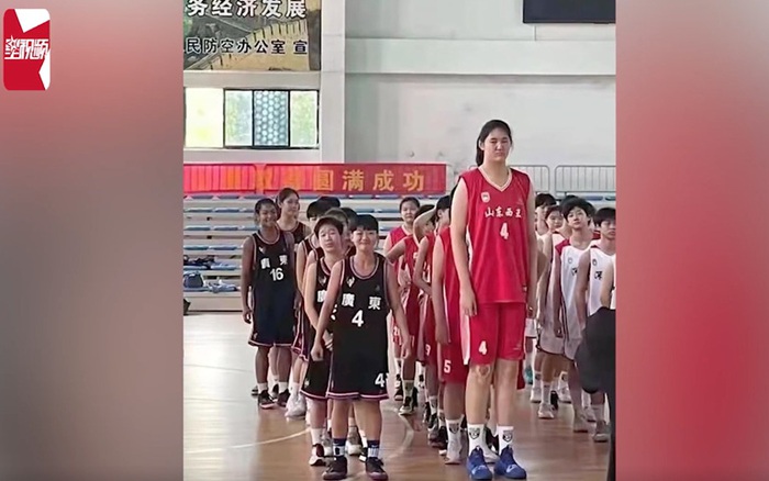 Trung Quốc - bé gái 14 tuổi - bóng rổ: Bé gái 14 tuổi từ Trung Quốc đang khiến giới chuyên môn bóng rổ phải ngưỡng mộ với tài năng của mình. Hãy xem hình ảnh cô bé và cảm nhận niềm đam mê bóng rổ của một thiên tài nhí.