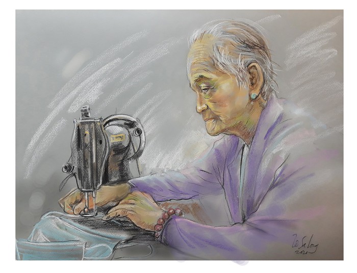 Mẹ Ngô Thị Quýt 95 tuổi ở quận Gò Vấp may khẩu trang tặng bà con trong những ngày giãn cách
