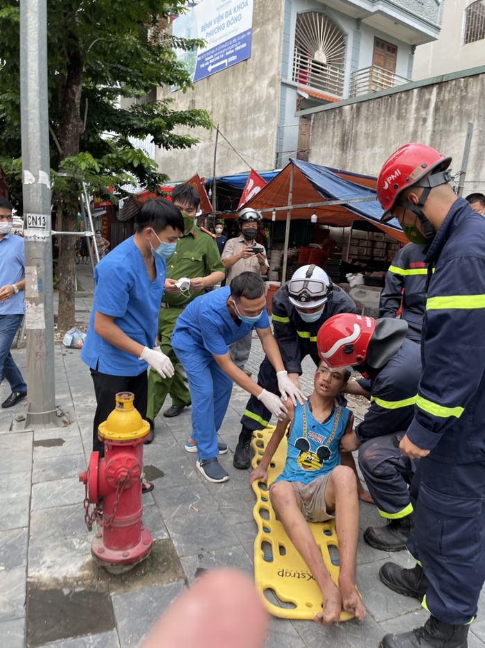 Cảnh sát đục tường giải cứu bé trai bị mắc kẹt giữa hai khe tường rộng chưa đầy 30cm - Ảnh 2.