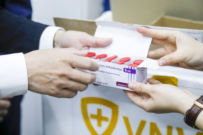 Thêm 1,2 triệu liều vaccine ngừa Covid-19 AstraZeneca về đến Việt Nam - Ảnh 1.