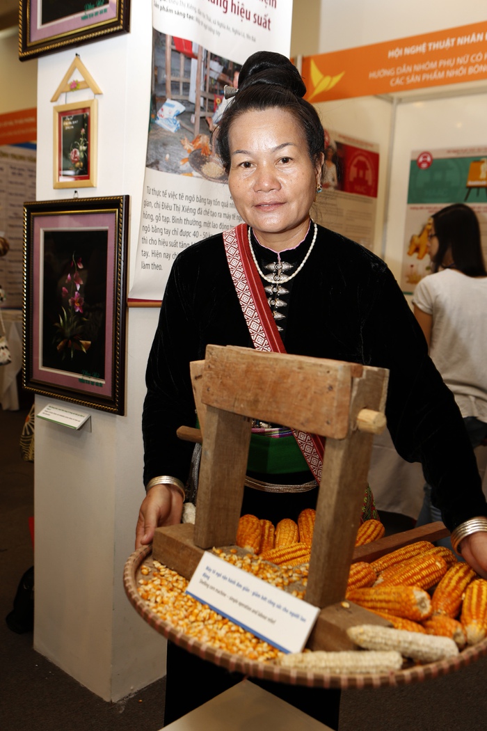 Nghệ nhân nỗ lực xóa đói nghèo và gìn giữ những di sản văn hóa của dân tộc Thái - Ảnh 1.