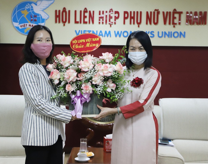 Trao kỷ niệm chương Vì sự phát triển của phụ nữ cho Phó Giám đốc KOICA Việt Nam