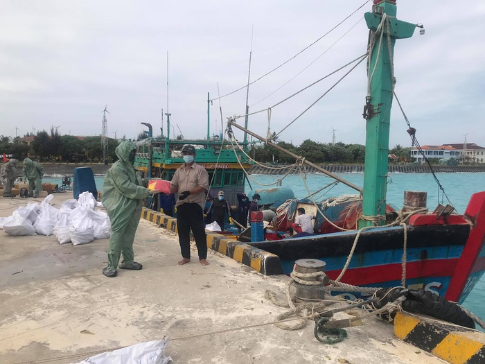 Đảo Sinh Tồn hỗ trợ lương thực cho ngư dân bị ảnh hưởng bởi cơn bão số 3   - Ảnh 1.