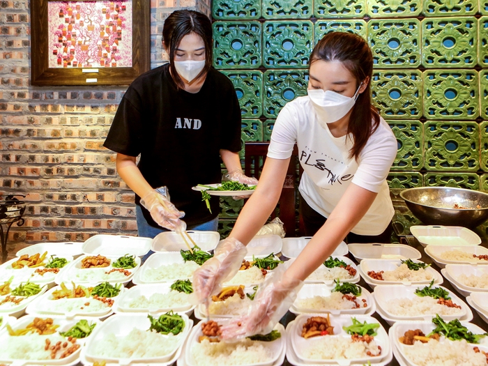 Hoa hậu Mỹ Linh, Thuỳ Linh, Đỗ Hà mặc đồ bảo hộ phát cơm cho người nghèo trong đêm - Ảnh 1.