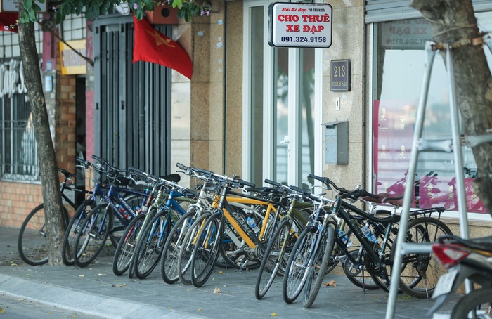 Dịch vụ cho thuê xe đạp để người dân tập thể dục ở hồ Tây kiếm tiền triệu mỗi ngày - Ảnh 3.