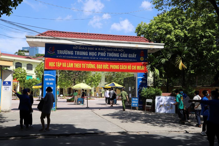 Học sinh Hà Nội đội nắng đi làm thủ tục đăng ký dự thi - Ảnh 1.