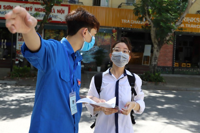 Học sinh Hà Nội đội nắng đi làm thủ tục đăng ký dự thi - Ảnh 3.