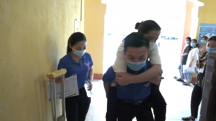 Nữ sinh Thanh Hóa bị thương ở chân được đội tình nguyện đưa đón đi thi - Ảnh 3.
