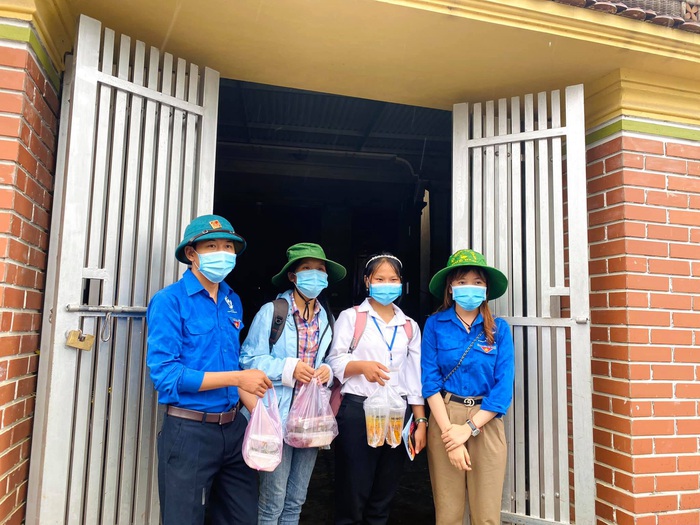 Áo xanh tình nguyện Nghệ An “đội mưa” phục vụ cơm nước, xe đưa đón miễn phí cho sĩ tử - Ảnh 3.