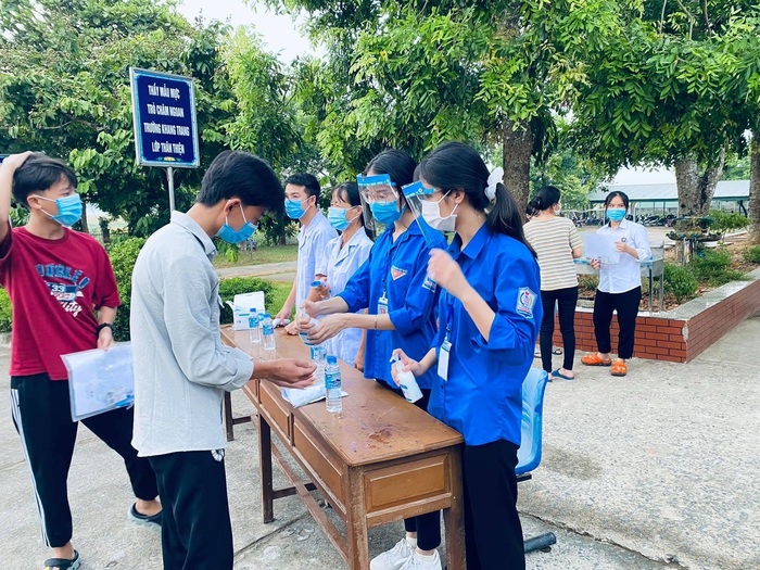 Áo xanh tình nguyện Nghệ An “đội mưa” phục vụ cơm nước, xe đưa đón miễn phí cho sĩ tử - Ảnh 5.