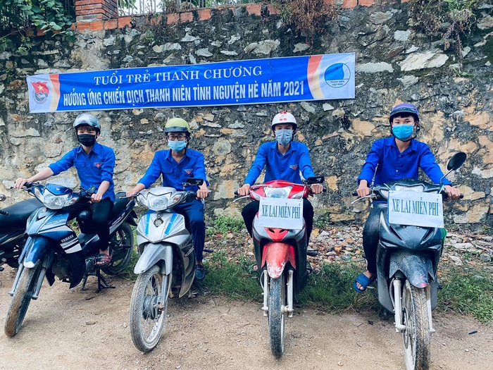 Áo xanh tình nguyện Nghệ An “đội mưa” phục vụ cơm nước, xe đưa đón miễn phí cho sĩ tử - Ảnh 4.