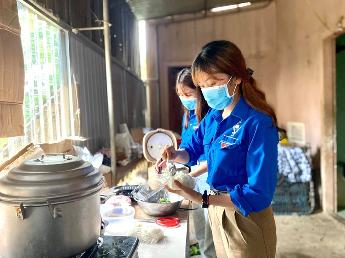Áo xanh tình nguyện Nghệ An “đội mưa” phục vụ cơm nước, xe đưa đón miễn phí cho sĩ tử - Ảnh 2.