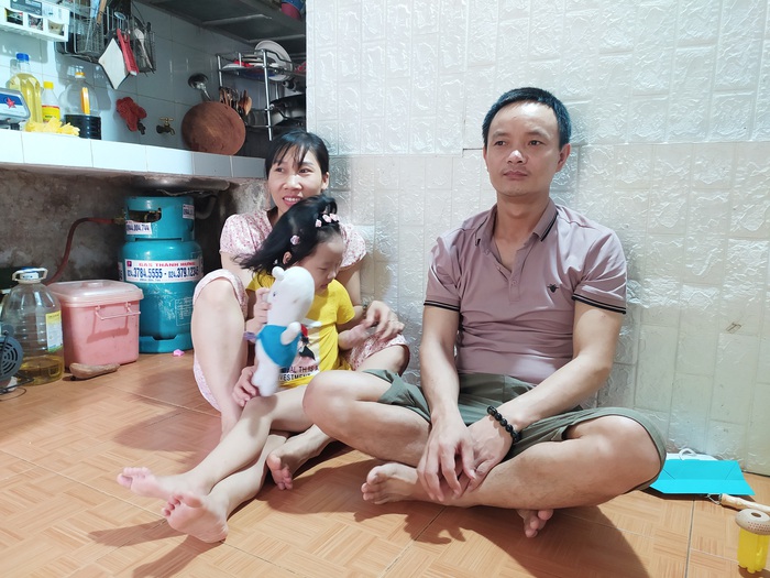 Dịch bệnh khiến công việc của vợ chồng anh Lê Văn Châu (38 tuổi, quê Thanh Hóa, trọ tại phường Phú Đô, quận Nam Từ Liêm, Hà Nội) bị ảnh hưởng