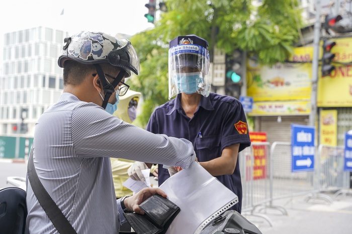 Hà Nội: Người ra đường chỉ cần xuất trình giấy tờ tùy thân kèm theo Giấy đi đường - Ảnh 1.