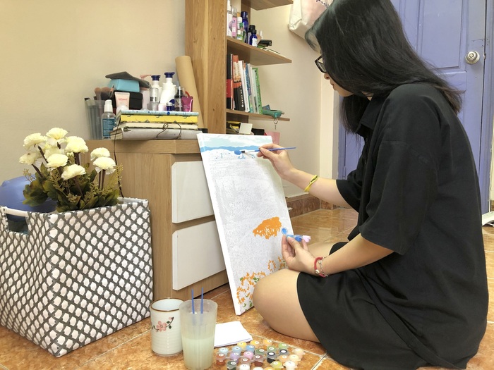 Bạn Thùy Nhung (quê Ninh Bình) giành thời gian trong những ngày giãn cách để tập vẽ.
