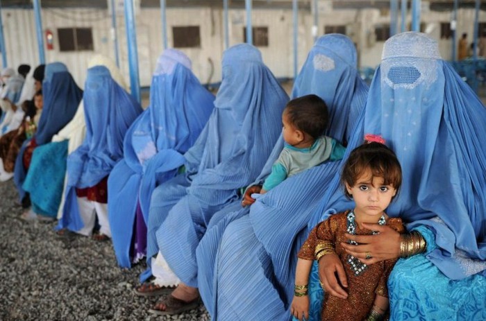 Phụ nữ Afghanistan vội vã tìm mua khăn Burqa khi Taliban trở lại - Ảnh 3.