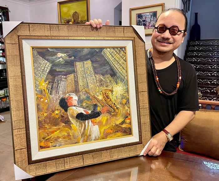 Hình ảnh gần đây nhất Trần Mạnh Tuấn khoe bức tranh do một  họa sĩ vẽ anh trình diễn tại bệnh viện dã chiến điều trị Covid 19