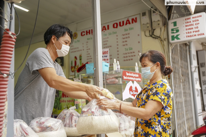 “Cho Là Nhận” trao hơn 500 suất quà cứu trợ những người yếu thế tại Hà Nội - Ảnh 10.