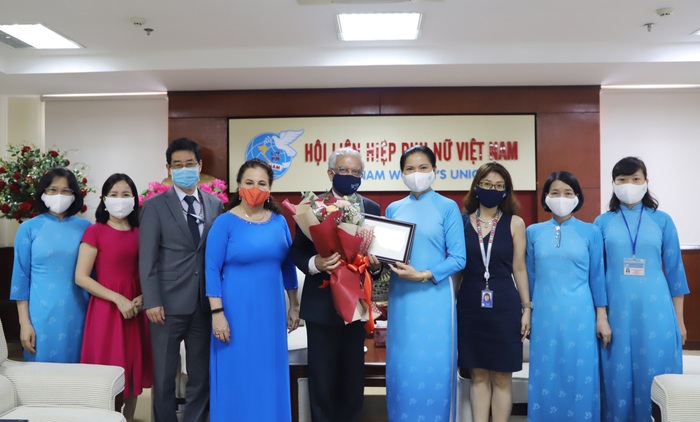 Trao kỷ niệm chương Vì sự phát triển của phụ nữ cho Điều phối viên thường trú Liên hợp quốc tại Việt Nam