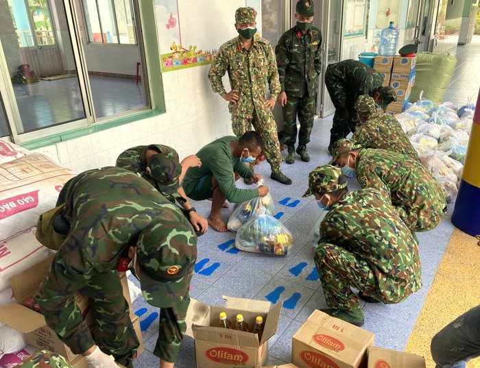 TPHCM: Bộ đội hỗ trợ phát túi an sinh, mang thực phẩm đến tận nhà người dân - Ảnh 6.
