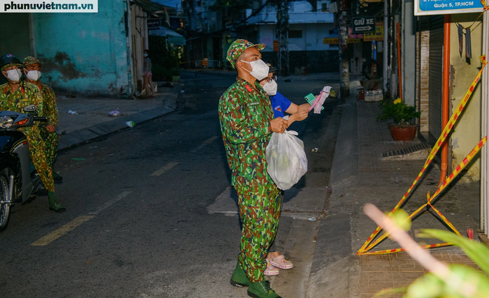 Sự hiện diện của các chiến sĩ hỗ trợ công tác hậu cần khiến nhiều người dân cảm thấy yên tâm