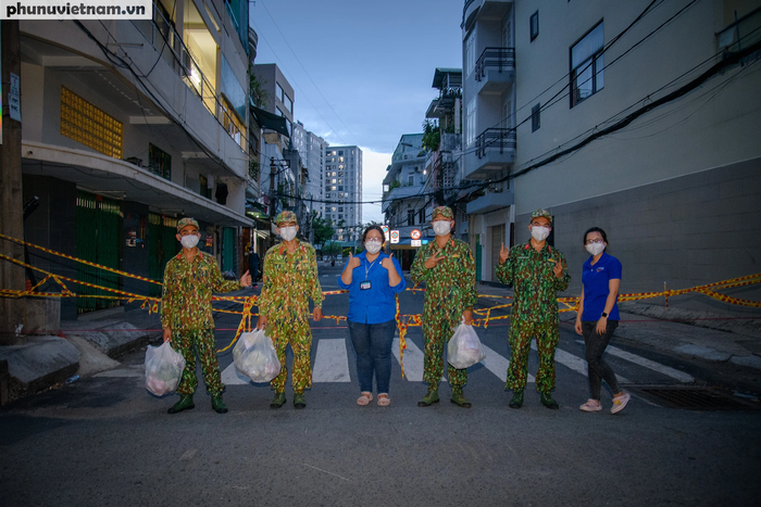 Các chiến sĩ cùng đoàn thanh niên mang thực phẩm đến nhà dân tại P10 Q5 trong ngày đầu tiên siết chặt giãn cách