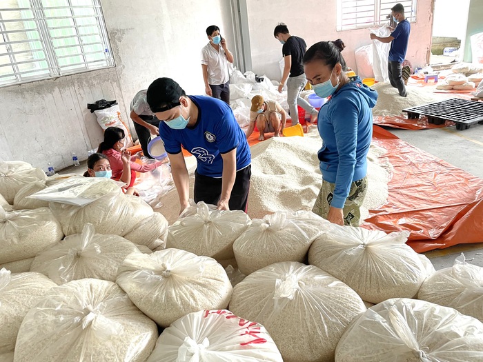 Bình Dương ngày đêm phát lương thực, thực phẩm miễn phí cho người dân khu “khóa chặt, đông cứng” - Ảnh 3.