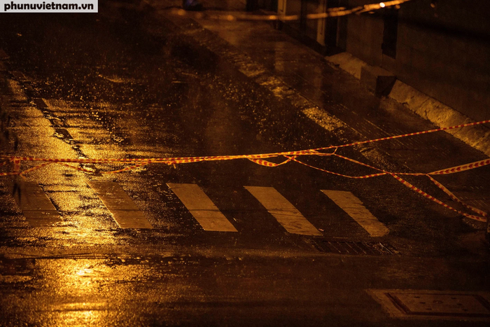 Một góc phố buồn vắng trong đêm mưa giữa mùa dịch