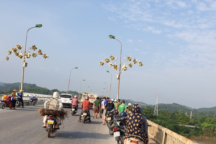 Người phụ nữ nghi nhảy cầu tự vẫn ở Yên Bái đã liên lạc trở lại với gia đình - Ảnh 1.